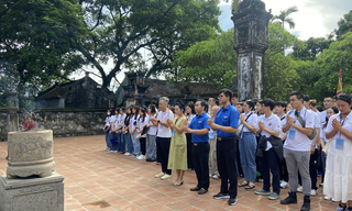 Thanh niên kiều bào tìm hiểu văn hóa, lịch sử và dâng hương tại Ninh Bình