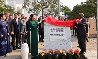 Phó Chủ tịch nước dự lễ khai trương biển tên mới tại Đại lộ Hồ Chí Minh ở Mozambique