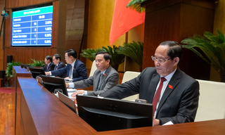 Chủ tịch Quốc hội ký chứng thực Luật Đất đai (sửa đổi) và Luật Các tổ chức tín dụng (sửa đổi)