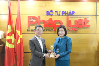 Trang trọng vinh danh Gương sáng Pháp luật Lê Thị Tuyết Mai