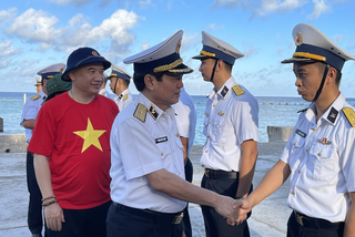 Đoàn kiều bào thăm, động viên quân, dân Huyện đảo Trường Sa và Nhà giàn DK-I