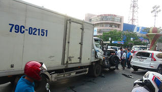 Ô tô tải ‘húc’ văng nhiều ô tô, xe máy chờ đèn đỏ