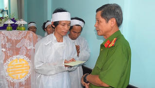 TT-Huế: Lãnh đạo Công an tỉnh thăm và hỗ trợ gia đình nạn nhân trong vụ cháy