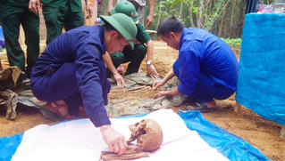Phát hiện 2 hài cốt liệt sĩ trong vườn nhà dân