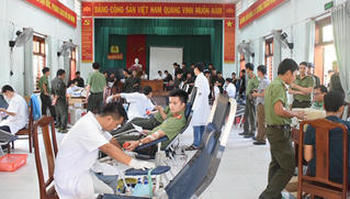 Hơn 100 công an Thừa Thiên Huế hiến máu nhân đạo
