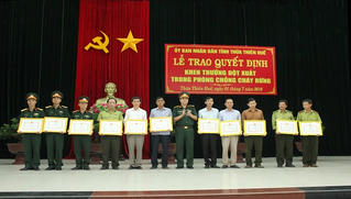 Khen thưởng 13 tập thể, cá nhân chữa cháy rừng ở Thừa Thiên Huế