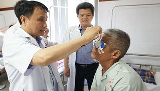 Người cựu chiến binh qua đời và quyết định trao lại ánh sáng cho 2 bệnh nhân mù lòa