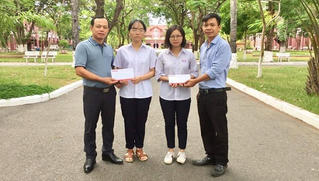Báo Pháp luật Việt Nam ủng hộ tiền 2 nữ sinh nghèo, hiếu học