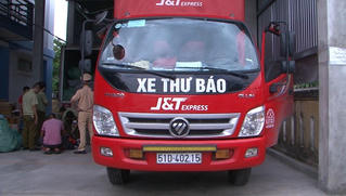 Phát hiện và bắt giữ hai xe chuyển phát nhanh vận chuyển hàng “lậu“