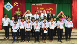 Báo Pháp luật Việt Nam trao tiền hỗ trợ học sinh có hoàn cảnh khó khăn