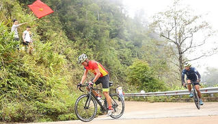 Hàng trăm tay đua tranh tài quyết liệt tại Giải đua xe đạp Coupe de Hue 2019