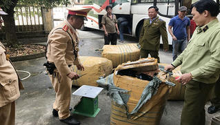 Vận chuyển hàng ‘lậu’, tài xế tăng ga bỏ chạy khi thấy lực lượng chức năng