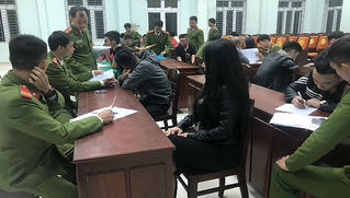 Bắt quả tang 24 nam nữ sử dụng ma túy trong nhà nghỉ 