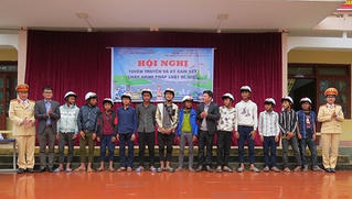 Báo PLVN và Phòng CSGT Quảng Bình tặng mũ bảo hiểm cho học sinh vùng biên