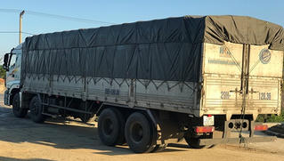 Quảng Bình: Bắt giữ xe ô tô tải chở lô hàng 'lậu' giá trị khoảng 300 triệu đồng