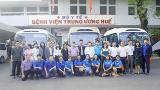 “Chuyến xe yêu thương” đưa hàng trăm người bệnh về quê đón Tết