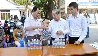 Thừa Thiên Huế: Hỗ trợ và động viên trường học phát miễn phí dung dịch sát khuẩn cho người dân