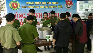 Nồi cháo công an ấm lòng bệnh nhân nghèo