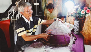 Độc đáo nón lá bàng rừng trong suốt 