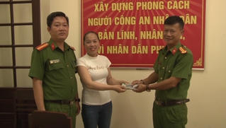 Trả lại số tiền lớn cho người đánh rơi trong lúc đi mua sắm