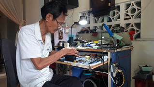 'Bác sĩ' máy ảnh cố đô Huế