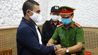 Khởi tố, bắt tạm giam đối tượng hành hung đại úy công an nhập viện