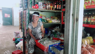 Sản xuất mặt nạ che giọt bắn tặng các tiểu thương mùa Covid-19