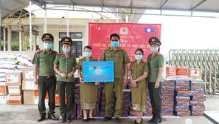 Tặng thiết bị vật tư y tế và nhu yếu phẩm cho nước bạn Lào
