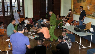 Bắt quả tang 15 đối tượng đánh “cua bầu”, thu giữ hơn 100 triệu đồng