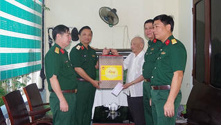 Bộ tư lệnh Quân khu 4 hỗ trợ 4 tấn gạo và 400 thùng mỳ tôm cho bà con nhân dân 