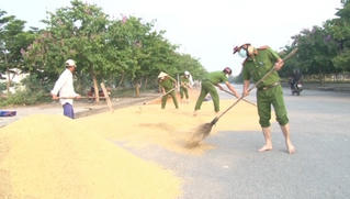 Công an thành phố Huế giúp dân có điểm phơi lúa an toàn