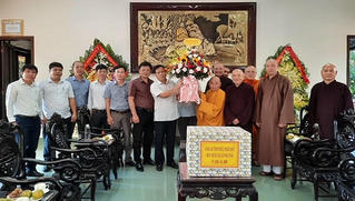 Công an tỉnh Thừa Thiên Huế thăm, chúc mừng đại Lễ Phật Đản