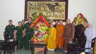 Bộ CHQS tỉnh Thừa Thiên- Huế thăm, chúc mừng Đại lễ Phật đản 2020