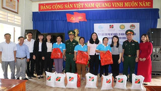 Bệnh viện Quân y 268  tặng 100 suất quà cho người nghèo Thừa Thiên Huế