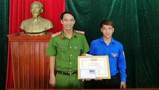 Khen thưởng chàng trai dũng cảm cứu 2 học sinh đuối nước