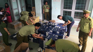 Bắt xe tải chở gần 14.000 bao thuốc lá lậu