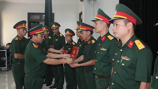 Thừa Thiên Huế: Trao quân hàm, nâng lương cho 79 sĩ quan