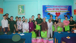 Bộ chỉ huy quân sự tỉnh Thừa Thiên Huế tặng quà các gia đình có hoàn cảnh khó khăn 