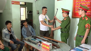 Công an tỉnh Quảng Bình vận động, thu giữ nhiều loại vũ khí nguy hiểm