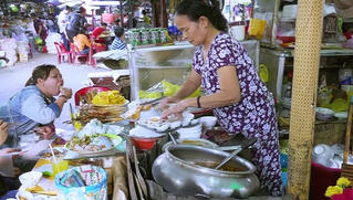 Mối lo vệ sinh an toàn thực phẩm mùa lễ hội