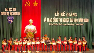Trường Đại học Khoa học Huế trao bằng tốt nghiệp cho 681 tân cử nhân
