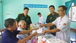 Khám và cấp thuốc miễn phí cho gần 500 đối tượng chính sách tại Quảng Trị