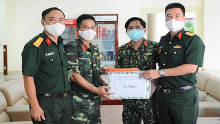 Trung đoàn 6 sản xuất và trao tặng hàng trăm chiếc mũ chống giọt bắn  