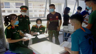 Lãnh đạo Bộ CHQS Thừa Thiên Huế kiểm tra động cán bộ, chiến sĩ làm nhiệm vụ  tại các khu cách ly