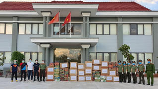 Nhiều phần quà thiết thực được trao tặng cho các y, bác sĩ Bệnh viện 199