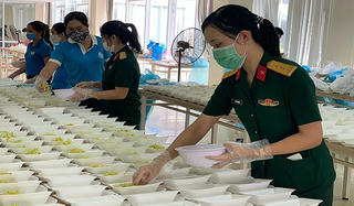 Nữ quân nhân hết lòng chăm sóc bữa ăn cho công dân các khu cách ly