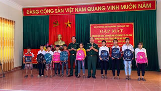 Bộ đội Biên phòng Quảng Bình tặng quà năm học mới cho các con nuôi 