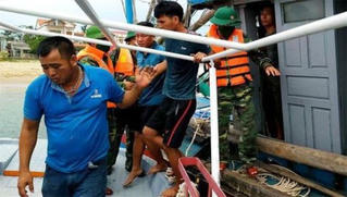 4 thuyền viên tàu cá được cứu kịp thời khi tàu bị sóng lớn đánh chìm