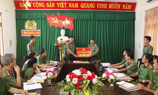 Giám đốc Công an tỉnh Thừa Thiên Huế trao tặng tiền hỗ trợ xây dựng nhà tình nghĩa