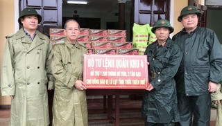 Bộ Tư lệnh Quân khu 4 hỗ trợ nhân dân tỉnh Thừa Thiên Huế bị ảnh hưởng do mưa lũ